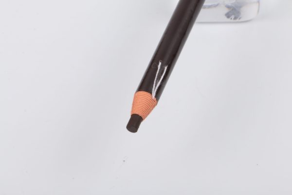 Pull Eyebrow Pencil i svart och brun. Specialpenna för att rita formen på de bryn som ska tatueras. Vattentålig, fäster på huden, lätt att vässa för att rita superfina linjer.
