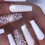 Nagelstenar, Rhinestone, Strass, Kristall, Diamant och Swarovski rhihestonestil på vita naglar NAILART