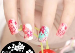 nail stamping plate nagel stämpelplatta Nagelinspirationer av nagelkonstnären skapade med nagelstämpel, även kallad för stämpelplatta eller stämpelmall - blommor mönster3