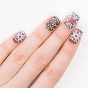 nail stamping plate nagel stämpelplatta Nagelinspirationer av nagelkonstnären skapade med nagelstämpel, även kallad för stämpelplatta eller stämpelmall - fina blommor