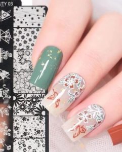 nail stamping plate nagel stämpelplatta Nagelinspirationer av nagelkonstnären skapade med nagelstämpel, även kallad för stämpelplatta eller stämpelmall - vackra blommor
