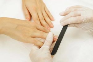 På bilden visars hur du kan hålla nagelfilen på rätt sätt