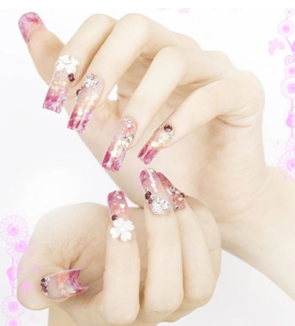 kristal nageltippar Glass Nail Tips på modellen med lila färg