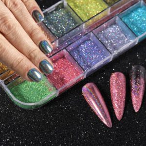 Chrome naglar pulver med färgrik chrome pigment. Chrome pulver är att göra Chrome pulver naglar, holographic pulver - Närbild på produkten och display på modellen