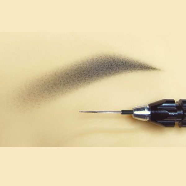 Ombre bryn, shading brows, powder brows, pulver ögonbryn som skapades av nålen för kosmetiskt tatuering av ögonbryn PMU permanent makeup.
