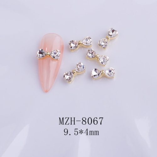 Fluga med Diamanter nagelsmycken i guld högkvalitativt. Bow tie Diamonds gold nail jewelry för nail art, nageldekoration och andra konstprojekt Modell MZH-8062