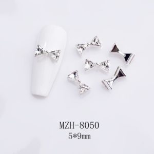 Fluga med Diamanter skarp form i vit nagelsmycken i vit högkvalitativt. Bow tie Diamonds slim shape nail jewelry för nail art, nageldekoration och andra konstprojekt Modell MZH-8050
