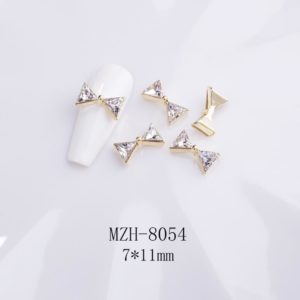 Fluga med Diamanter skarp form nagelsmycken i vit högkvalitativt. Bow tie Diamonds slim shape nail jewelry för nail art, nageldekoration och andra konstprojekt Modell MZH-8054