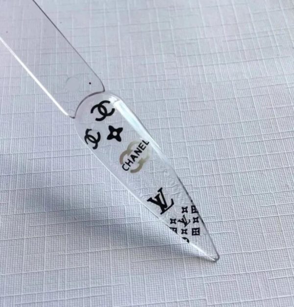 LV LOUIS VUITTON, CHANEL LOGO nagelklistermärken på en nageltippar display. Supersnygga nail stickers nageldekorationer Nail decoration Modemärken