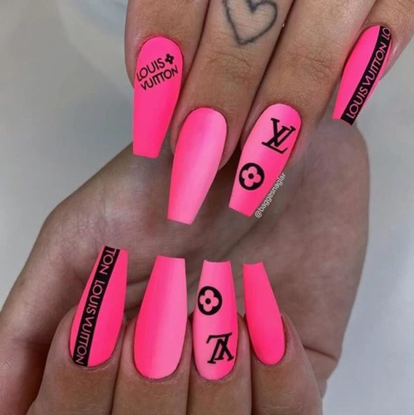 Nagelartist använder LV LOUIS VUITTON Blomma nagelklistermärken skapar stark rosa lyxiga naglar på kunden. Nail stickers nageldekorationer Nail decoration Modemärken