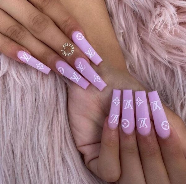 Nagelartist använder LV LOUIS VUITTON Blomma nagelklistermärken skapar våriga ljusrosa lyxiga naglar på kunden. Nail stickers nageldekorationer Nail decoration Modemärken