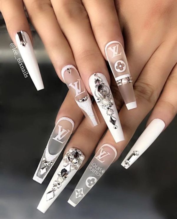 Nagelartist använder LV LOUIS VUITTON LOGO nagelklistermärken skapa vita fancy naglar på kunden. Supersnygga nail stickers nageldekorationer Nail decoration Modemärken
