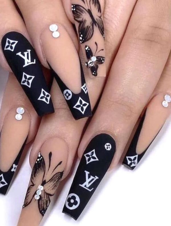 Nagelartisten använder LV LOUIS VUITTON Blomma nagelklistermärken skapar mörkbrun lyxiga naglar på kunden. Nail stickers nageldekorationer Nail decoration Modemärken