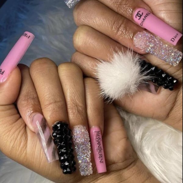 Nail artist använder CHANEL LOGO nagelklistermärken på rosa och svarta naglar. Supersnygga nail stickers nageldekorationer Nail decoration Modemärken