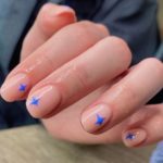 Blåa stjärnor holografiska nagelklistermärken på modellen Nailart star nail stickers - Artisten från hela världen