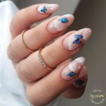 Eleganta blåa fjärilar design på modellens naglar med nailart fjäril nagelklistermärken. Butterflies nail stickers - Artisten från hela världen