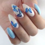 Eleganta blåa fjärilar somriga design på modellens naglar med nailart fjäril nagelklistermärken. Butterflies nail stickers - Artisten från hela världen