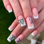Eleganta franska stil med tourkosa och ljuslila fjärilar design på modellens naglar med nailart fjäril nagelklistermärken. Butterflies nail stickers - Artisten från hela världen