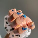 Eleganta mini starka blåa fjärilar design på modellens naglar med nailart fjäril nagelklistermärken. Butterflies nail stickers - Artisten från hela världen