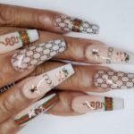 GUCCI nagelklistermärken i olika design på modellens naglar 2. Nailart nail stickers - Artisten från hela världen