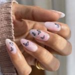 Super eleganta mini fjärilar design på modellens naglar med nailart fjäril nagelklistermärken. Butterflies nail stickers - Artisten från hela världen