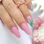 Våriga rosa tulpaner nagelklistermärken på modellens naglar - Artisten från hela världen