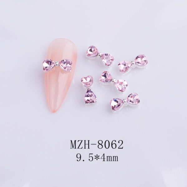 Fluga med Diamanter nagelsmycken i ljusrosa högkvalitativt. Bow tie Diamonds light pink nail jewelry för nail art