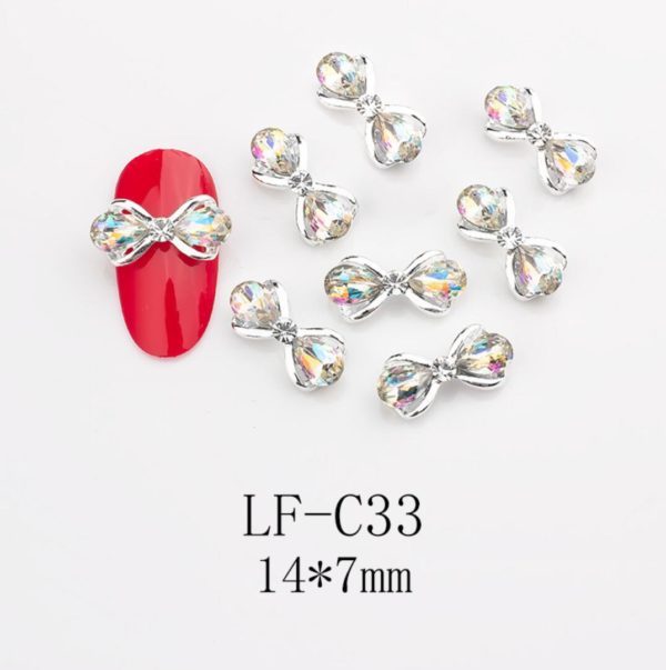 Fluga med Diamanter nagelsmycken i vit högkvalitativt. Bow tie Diamonds nail jewelry för nail art