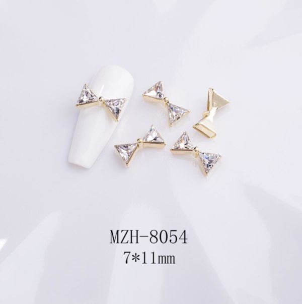 Fluga med Diamanter skarp form nagelsmycken i vit högkvalitativt. Bow tie Diamonds slim shape nail jewelry för nail art