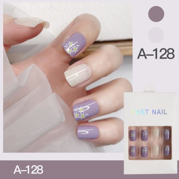 Fräscha lila & begie lösnaglar Naturliga korta form med blommor. Fresh purple & beige fake nails Press on nails modell A-128