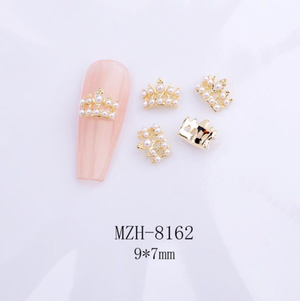 KRONA nagelsmycken i guld med pärlor högkvalitativt. Crown with pearls nail jewelry för nail art