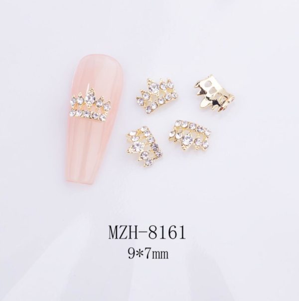 KRONA nagelsmycken i guld med vita diamanter högkvalitativt. Crown with white diamonds nail jewelry för nail art