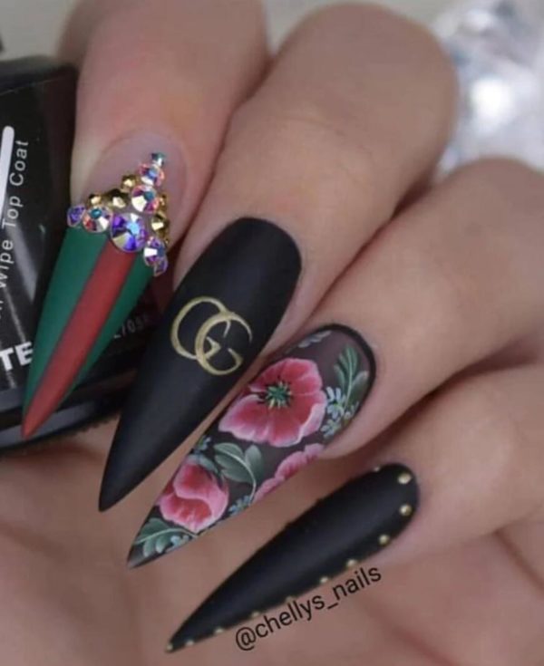 Nail artist använder GUCCI LOGO nagelklistermärken på svarta naglar. Supersnygga nail stickers nageldekorationer Nail decoration Modemärken