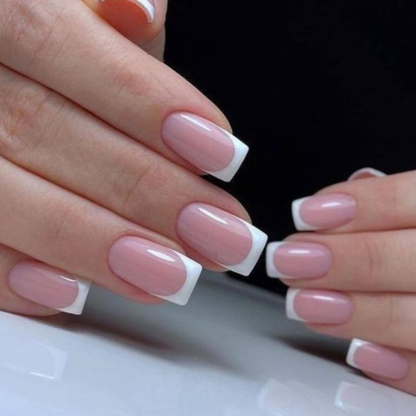 Emilia Cover pink gel med förlängade nagelbäddar av gelenaglar på modellen. Bild från Nail artist
