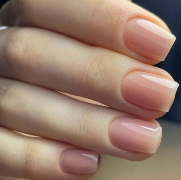 Emilia Nagelgel Peach Nude gel i ljus persikofärg för förstärkning av tunna, spröda eller spruckna naglar. Närbilden på modellen med Peach nude gel. Bild från Nail artist