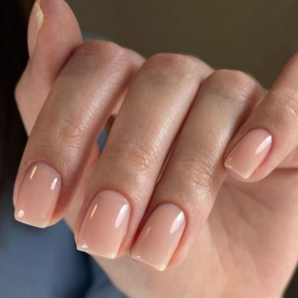 Emilia Nagelgel Peach Nude gel i ljus persikofärg för förstärkning av tunna, spröda eller spruckna naglar. Peach nagelgel på naturliga korta naglar Närbild. Bild från Nail artist