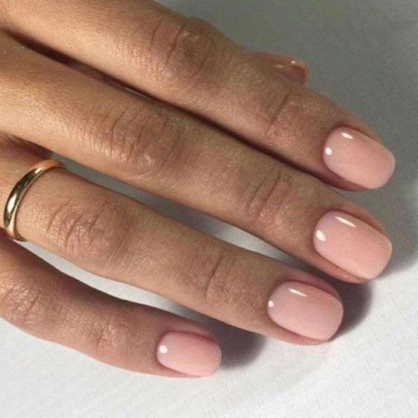 Emilia Nagelgel Peach Nude gel i ljus persikofärg för förstärkning av tunna, spröda eller spruckna naglar. Peach nagelgel på naturliga korta naglar. Bild 2 från Nail artist