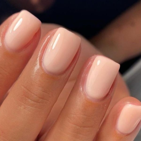 Emilia Nagelgel Peach Nude gel i ljus persikofärg för förstärkning av tunna, spröda eller spruckna naglar. Peach nagelgel på naturliga korta naglar. Bild 3 från Nail artist