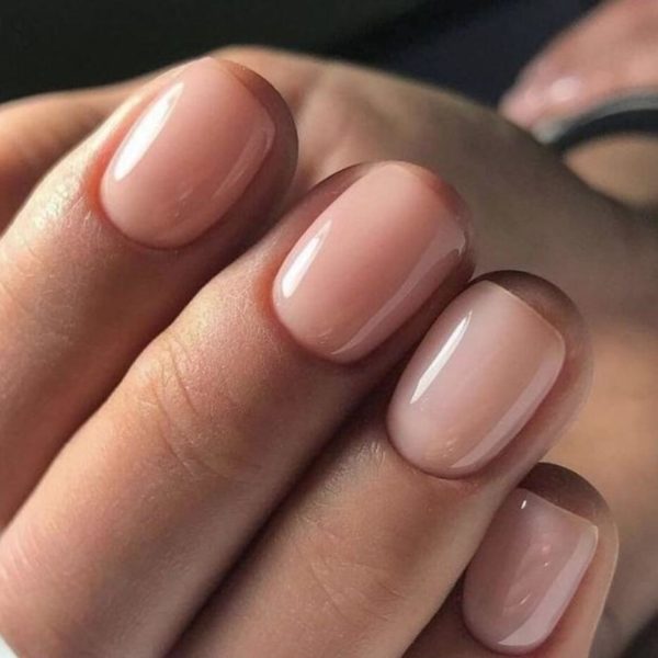 Emilia Nagelgel Peach Nude gel i ljus persikofärg för förstärkning av tunna, spröda eller spruckna naglar. Peach nagelgel på naturliga korta naglar. Bild från Nail artist
