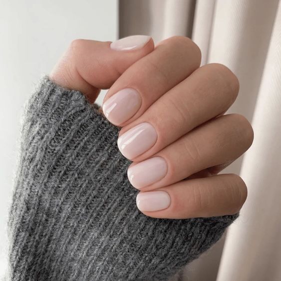Nagelgel Clear gel 1 steg UVLED Clear för gelenaglar & nagelförlängning från märket Emilia nagelgel nagelförstärkning på korta naturliga med en nude gellack färg