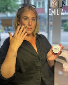 Vi använder Emilia nagelgel för gelenaglar på vår kunden Emilie i vår nagelsalong i Värnamo
