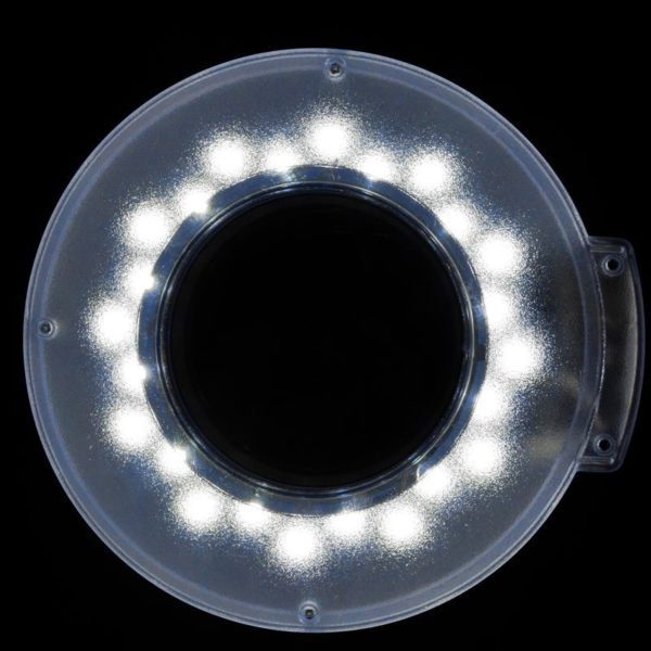 Förstoringslampa, Govlampa S5 LED med stativ. Närbild på lampan i mökret