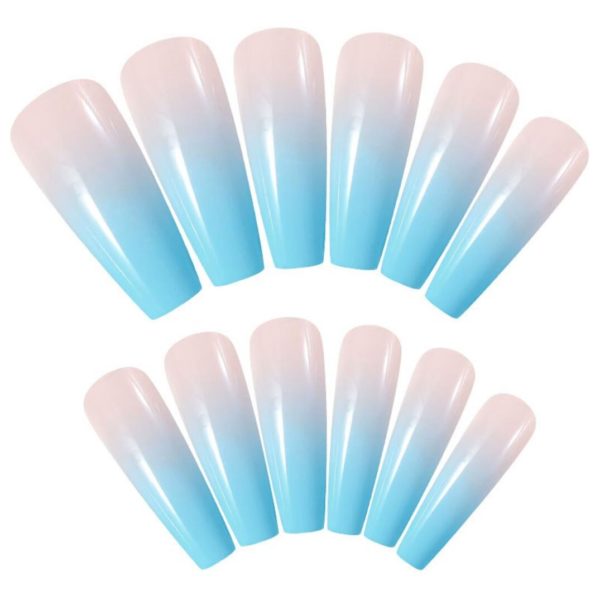 Nude ombre ljusblå Långa Lösnaglar med fransk tippar design Press on Nails Närbild på lös naglar (1)