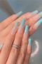 Nude ombre ljusblå Långa Lösnaglar med fransk tippar design Press on Nails Närbild på lös naglar