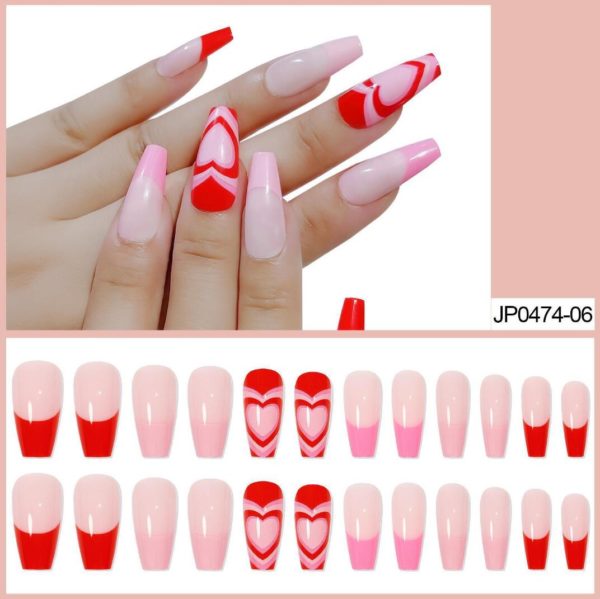 Nude rosa kärlek Lösnaglar med fransk tippar design Press on Nails Närbild på lös naglar