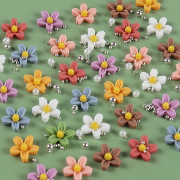 Våriga somriga färgglada 3D realistiska söta blommor med olika färger, silver pärlor och vita pärlor för Nail art.