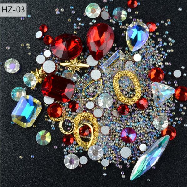 Diamanter i olika former storlekar i klassisk röd och blandad med pärlor och guld smycke 03. Närbild på alla detaljer