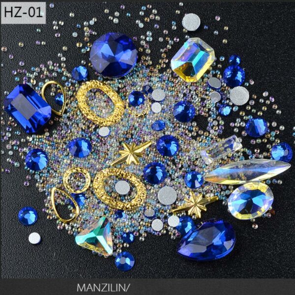 Diamanter i olika former storlekar i mörkblå och blandad med pärlor och guld smycke 01 Närbild på dessa strass