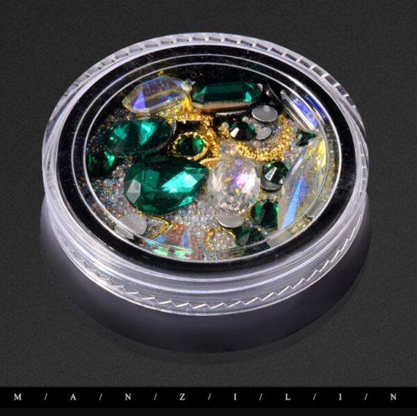 Diamanter i olika former storlekar i mörkgrön och blandad med pärlor och guld smycke 02