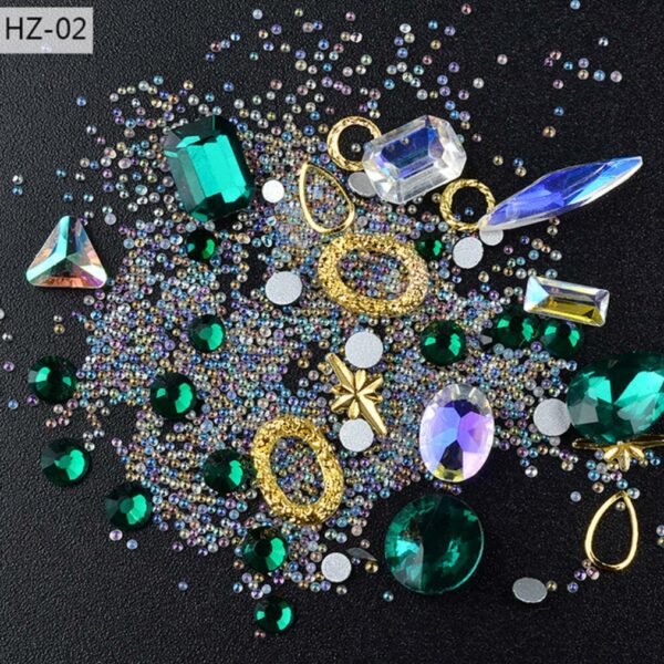 Diamanter i olika former storlekar i mörkgrön och blandad med pärlor och guld smycke 02. Närbild på alla detaljer